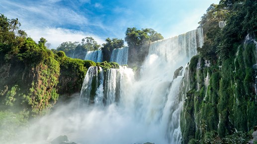Iguazu Falls ligger på grensen mellom Argentina og Brasil
