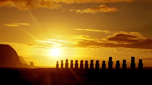 Solnedgang og mystiske Moai-statuer på Påskeøya